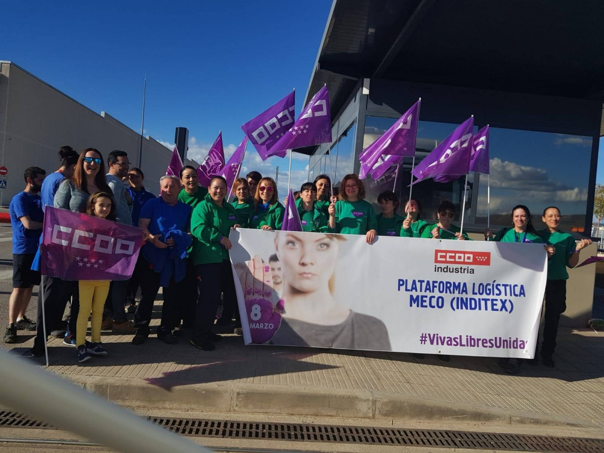 Una pasada protesta de trabajadoras frente a la planta de Inditex en Meco en una imagen del facebook de Comisiones Obreras
