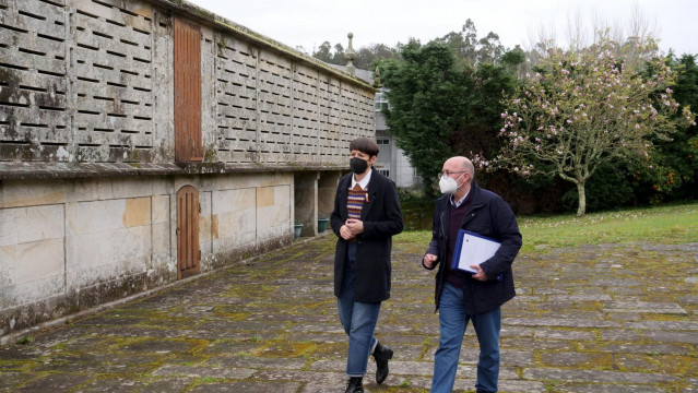 La portavoz nacional del BNG, Ana Pontón, y el alcalde de Rianxo, Adolfo Muiños, en la localidad coruñesa