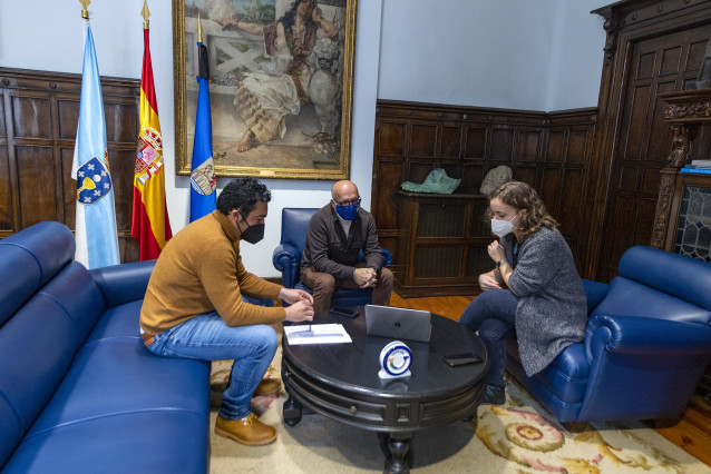 Reunión Manuel Baltar (Presidente Deputación Ourense) con Araceli Macias Garcia (Gañadora da Beca ) e acompañdo de Juan Anta Rodríguez (Alcalde do Concello da Veiga).