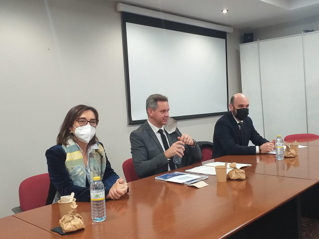 El delegado del Gobierno en Galicia (centro), José Miñones, junto a la subdelegada del Gobierno en Pontevedra, Maica Larriba, y el presidente de la Asociación de Constructores de Pontevedra, Miguel Ángel Caruncho.