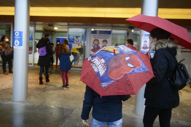 Archivo - Varios niños acompañados de sus padres, a su llegada al recinto ferial Expourense para ser vacunados contra la Covid-19.