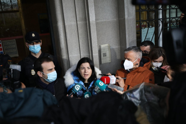 María José de Pazo, hija del maquinista del ‘Villa de Pitanxo’, Francisco de Pazo, desaparecido en el naufragio del buque en Terranova, ofrece declaraciones a los medios de comunicación a las puertas de la Subdelegación del Gobierno