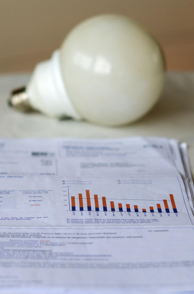 Archivo - Una factura de la luz y una bombilla, a 3 de enero de 2022, en Madrid, (España). El precio medio de la electricidad en el mercado mayorista vuelve a subir hoy, en concreto un 9,88% con respecto al precio del día anterior. Esta subida supone un c