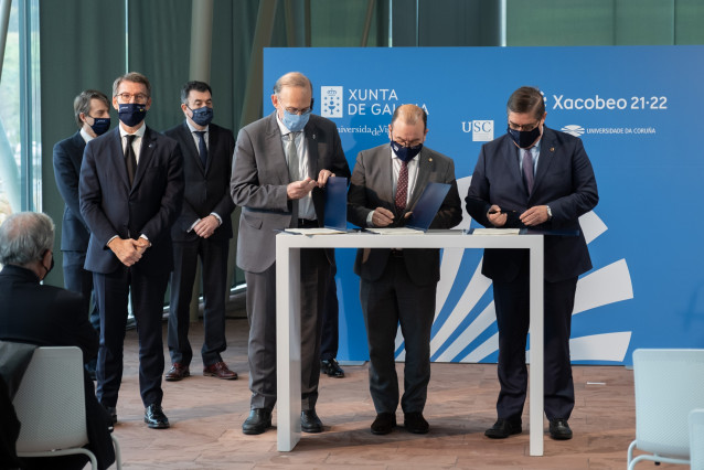 O titular do Goberno galego, Alberto Núñez Feijóo, acompañado do conselleiro de Cultura, Educación e Universidade, preside a sinatura do convenio entre a Xunta e as Universidades no marco do Plan Galego de Financiamento Universitario 2022-2026.