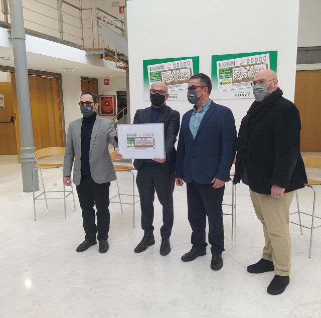 El presidente de la Diputación, Manuel Baltar; el delegado territorial de la ONCE en Galicia, Manuel Martínez; el director de la organización social en Ourense, Jesús Sánchez; y el autor del diseño Carlos Quintairos