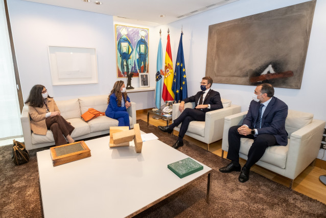 El presidente de la Xunta, Alberto Núñez Feijóo, acompañado del conselleiro de Sanidade, Julio García Comesaña, mantine una reunión con la consejera de Salud del País Vasco, Gotzone Sagardui