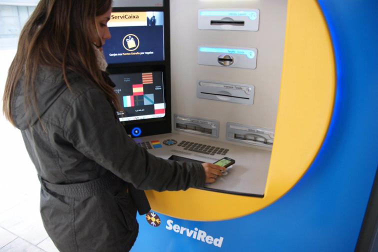 ​Un millar de nuevos cajeros automáticos renovarán el servicio de CaixaBank