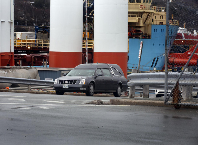 Dos coches fúnebres trasladan los cuerpos de los dos pescadores naufragados en Terranova que hoy han sido transportados en el buque ‘Nexus’ que ha llegado al Puerto de San Juan de Terranova, a 18 de febrero de 2022, en San Juan, Terranova (Canadá). Los ba