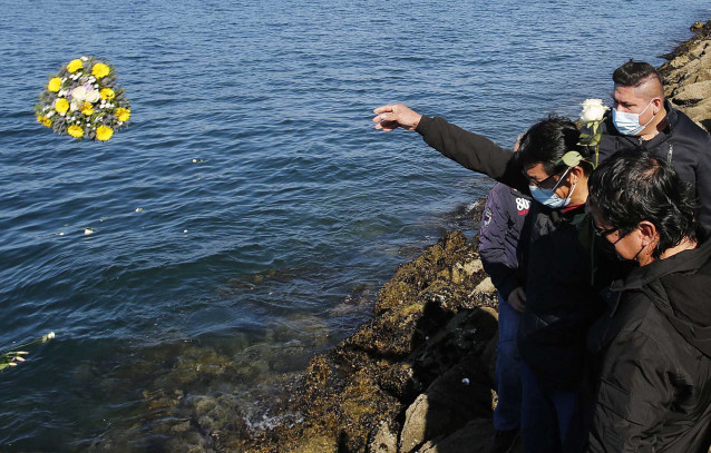 Un hombre lanza flores al mar en recuerdo a los tripulantes del pesquero gallego hundido en Terranova, a 19 de febrero de 2022, en Vigo, Galicia (España). El 'Villa de Pitanxo' naufragó de madrugada el pasado 15 de febrero frente a las costas de Terranova