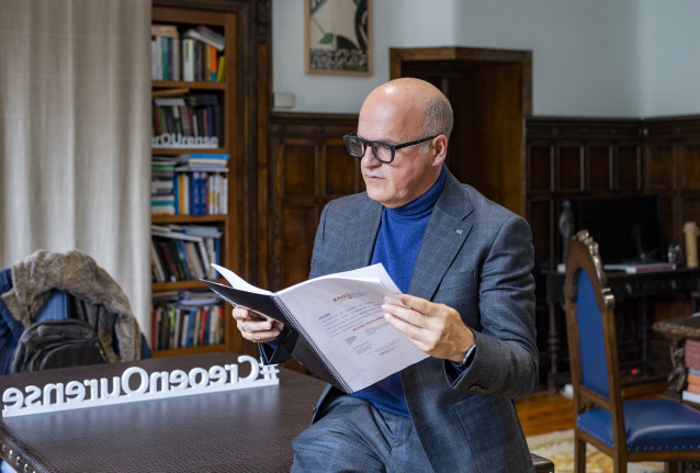 El presidente de la Diputación de Ourense recibe el estudio de captación termal del Pazo provincial