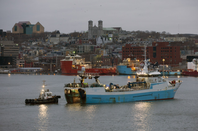 El pesquero español 'Playa Menduiña Dos' a su llegada al Puerto de San Juan de Terranova, a 19 de febrero de 2022, en San Juan, Terranova (Canadá). Los barcos con los tres supervivientes y los nueve cuerpos recuperados tras el naufragio del pesquero con b