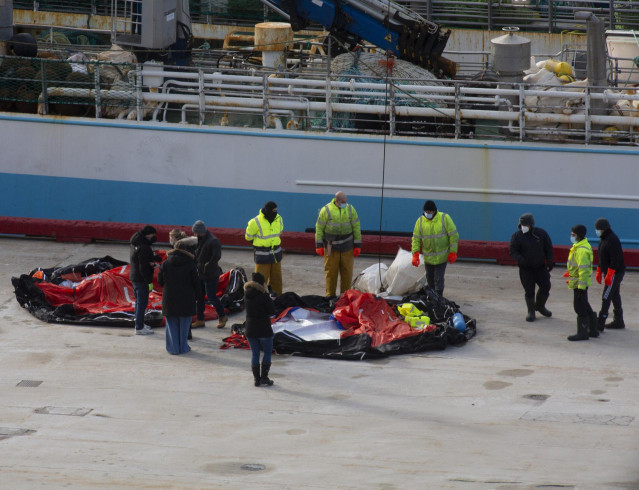 Autoridades inspeccionan las dos balsas salvavidas a su llegada al Puerto de San Juan de Terranova, a 19 de febrero de 2022, en San Juan, Terranova (Canadá). Los barcos con los tres supervivientes y los nueve cuerpos recuperados tras el naufragio del pesq