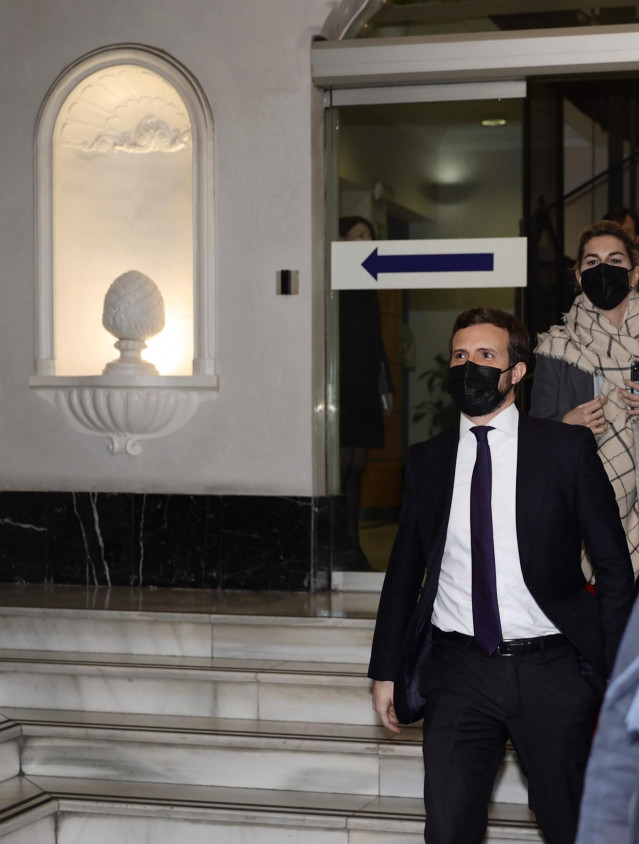 El líder del PP, Pablo Casado, a su salida de una entrevista radiofónica, a 18 de febrero de 2022, en Madrid (España). Casado reaparece en esta entrevista tras agravarse la guerra interna con la presidenta de la Comunidad de Madrid, y después de que la di