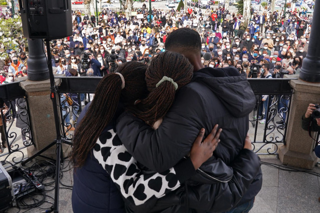 Varios familiares y allegados de los tripulantes desaparecidos, en el naufragio del buque en Terranova, participan en una concentración, en la Alameda de Marín, a 20 de febrero de 2022, en Marín, Pontevedra