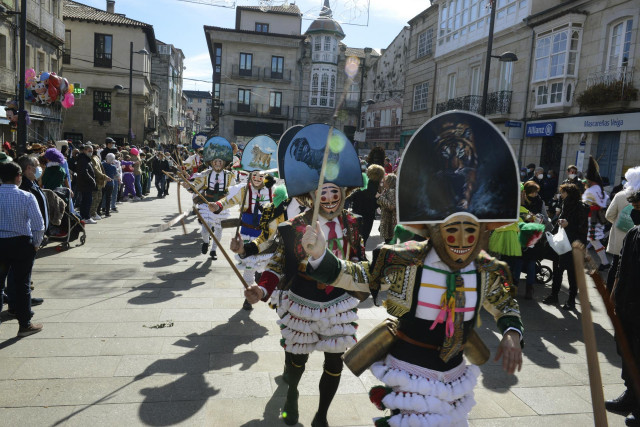 Varias personas con el traje de cigarrón en la celebración del estreno de los Cigarrones, a 20 de febrero de 2022, en Verín, Ourense