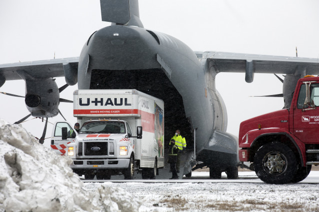 Un camión de alquiler a bordo del avión a su llegada en el aeropuerto de San Juan de Terranova, a 20 de febrero de 2022, en Terranova, Canadá (Estados Unidos). El gobierno español ha fletado este avión para repatriar a los tres marineros supervivientes al