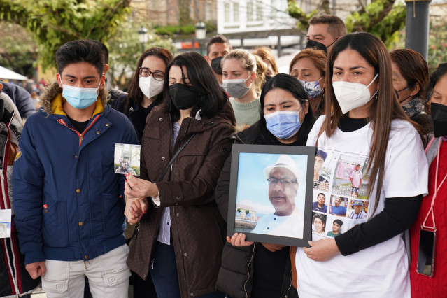Un familiar, con una foto de un tripulante desaparecido en el naufragio del buque en Terranova, participa en una concentración, en la Alameda de Marín, a 20 de febrero de 2022, en Marín, Pontevedra, Galicia (España). Los familiares piden con esta concentr