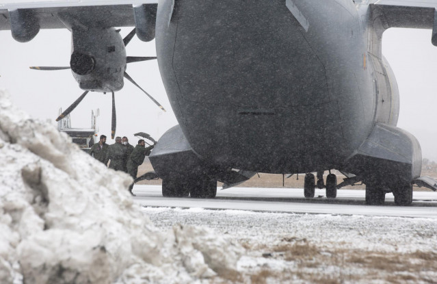 Llegada del avión A-400 del Ejército del Aire en el aeropuerto de San Juan de Terranova, a 20 de febrero de 2022, en Terranova, Canadá (Estados Unidos). El gobierno español ha fletado este avión para repatriar a los tres marineros supervivientes al naufra