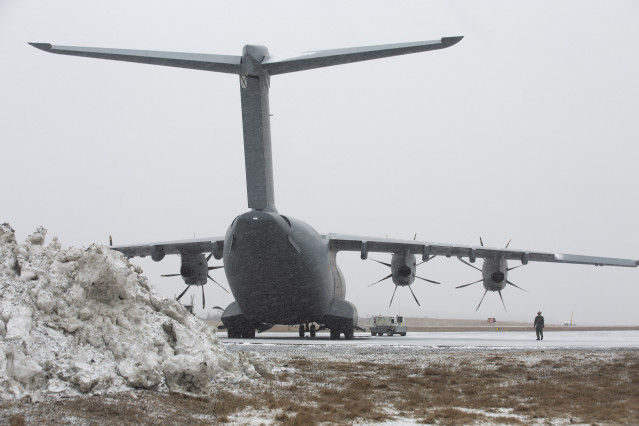 Llegada del avión A-400 del Ejército del Aire en el aeropuerto de San Juan de Terranova, a 20 de febrero de 2022, en Terranova, Canadá (Estados Unidos). El gobierno español ha fletado este avión para repatriar a los tres marineros supervivientes al naufra