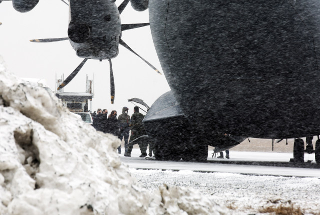 La viceprimera ministra de Terranova, Siobhan Coady (3d), durante la llegada del avión A-400 del Ejército del Aire en el aeropuerto de San Juan de Terranova, a 20 de febrero de 2022, en Terranova, Canadá (Estados Unidos). El gobierno español ha fletado es