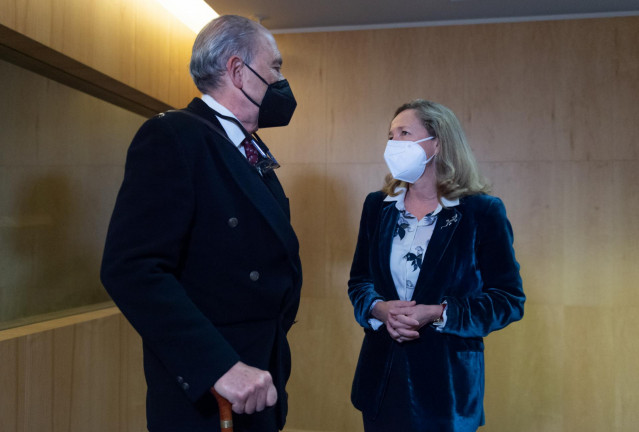 El promotor de la campaña 'Soy mayor, no idiota', Carlos Dan Juan y la vicepresidenta primera y ministra de Asuntos Económicos y Transformación Digital, Nadia Calviño, a 21 de febrero de 2022, en Madrid (España).