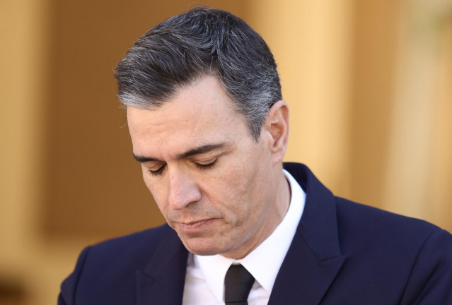 El presidente del Gobierno, Pedro Sánchez, comparece tras una reunión con la primera ministra del Reino de Dinamarca, en el Palacio de la Moncloa, a 21 de febrero de 2022, en Madrid (España).