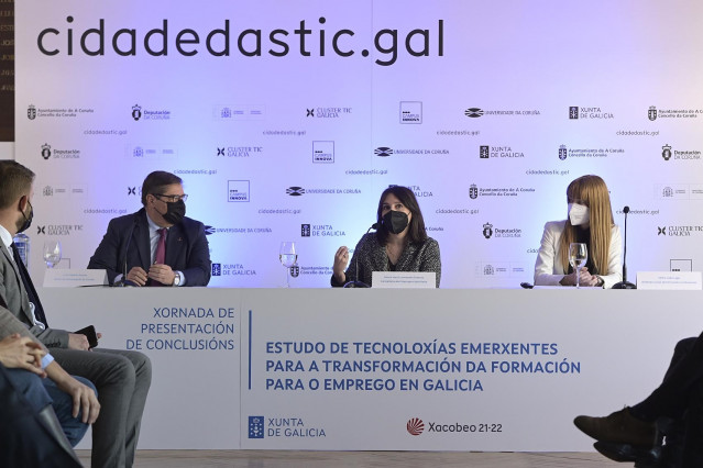 El rector de a Universidade da Coruña, Julio Abalde, la conselleira de Emprego, María Jesús Lorenzana, y la directora xeral de Formación e Colocación, Zeltia Lado, este lunes en la presentación de un estudio de tecnologías emergentes