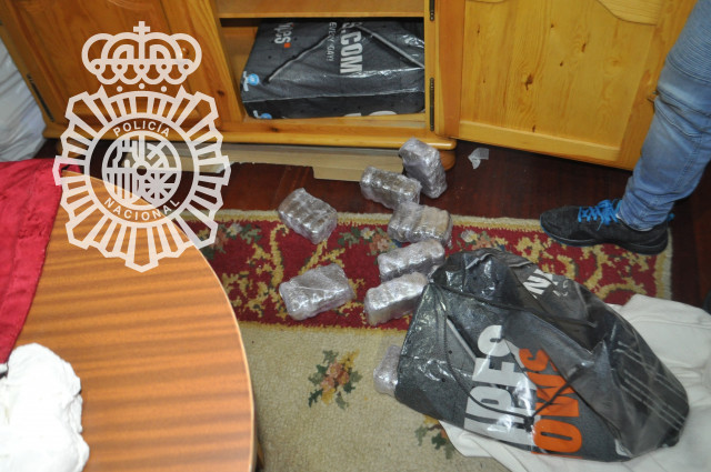 Agentes de la Comisaría de la Policía Nacional de Ferrol-Narón así como de la Policía Local y Bomberos de Ferrol, intervinieron más de 25 kilogramos de hachís, a raíz de un incendio en una vivienda del barrio de Ultramar.