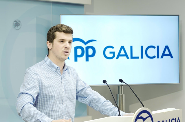 Archivo - El presidente de Novas Xeracións (NN.XX.), Adrián Pardo, en rueda de prensa