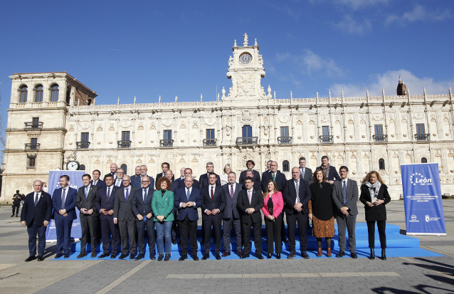 Foto de familia de los participantes del pleno de la Comisión de Diputaciones Provinciales, Cabildos y Consejos Insulares de la Federación Española de Municipios y Provincias (FEMP).