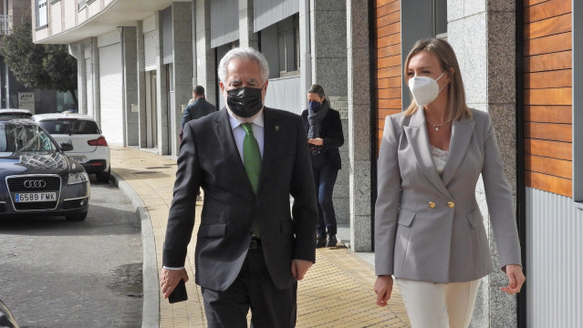 El presidente del Parlamento gallego, Miguel Ángel Santalices, y la conselleira de Política Social, Fabiola García, este lunes, en Orense