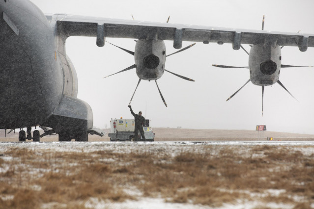 Llegada del avión A-400 del Ejército del Aire en el aeropuerto de San Juan de Terranova, a 20 de febrero de 2022, en Terranova, Canadá (Estados Unidos). El gobierno español ha fletado este avión para repatriar a los tres marineros supervivientes al naufra