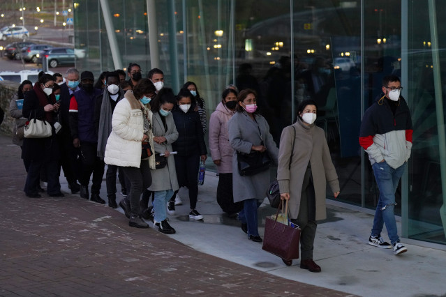 Familiares de la tripulación del buque ‘Villa de Pitanxo’, hundido el pasado 15 de febrero en aguas canadienses con 24 personas a bordo, a su llegada para reunirse con el presidente de Galicia y barón regional del PP, Alberto Núñez Feijóo, en la Ciudad de