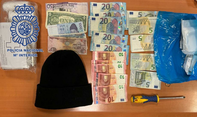 Botín recuperado tras la detención de dos hombres y una mujer en Vigo por asaltar dos farmacias rompiendo los cristales con la tapa de una alcantarilla.