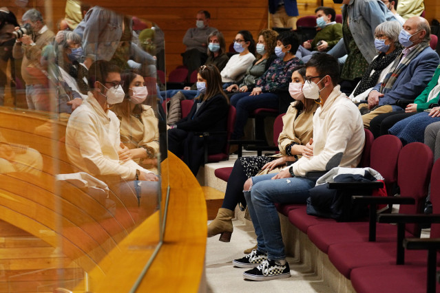 El hijo de uno de los desaparecidos del Villa de Pitanxo, Kevin González, asiste en el Parlamento a la lectura de una declaración institucional.