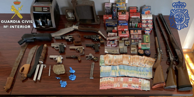 Efectos intervenidos a una organización dedicada a la distribución de estupefacientes con base en Silleda desarticulada tras 11 detenciones.