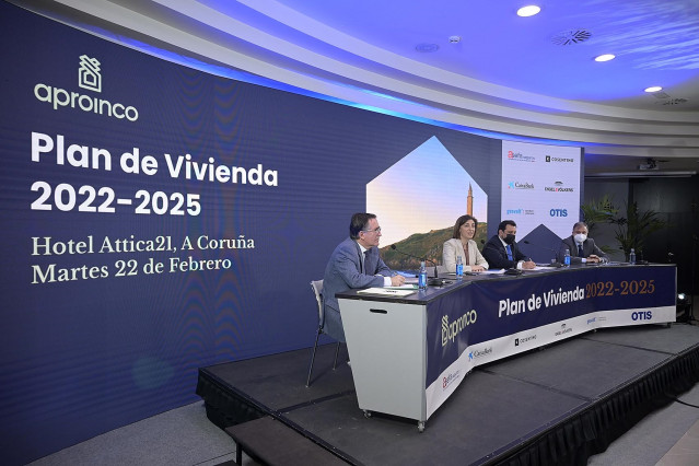 La conselleira de Medio Ambiente, Territorio e Vivenda, Ángeles Vázquez, acompañada el el director general do IGVS, Heriberto García, este martes en la inauguración de la jornda de Plan de Vivenda 2022-2025
