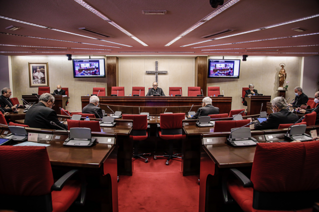 Archivo - El presidente de la Conferencia Episcopal Española y arzobispo de Barcelona, cardenal Juan José Omella; y el sacerdote Luis Argüello, en una reunión de la Comisión Permanente de la Conferencia Episcopal Española (CEE).