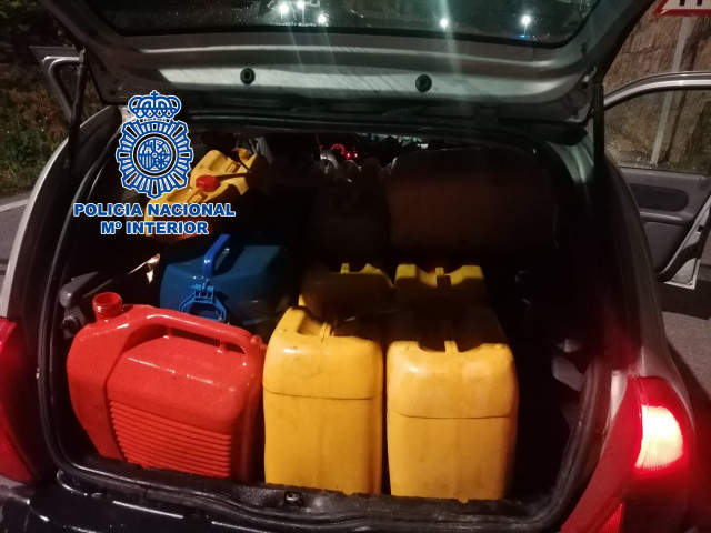 Garrafas de gasoil sustraido intervenidas por la Policía Nacional a un vecino de Pontevedra.
