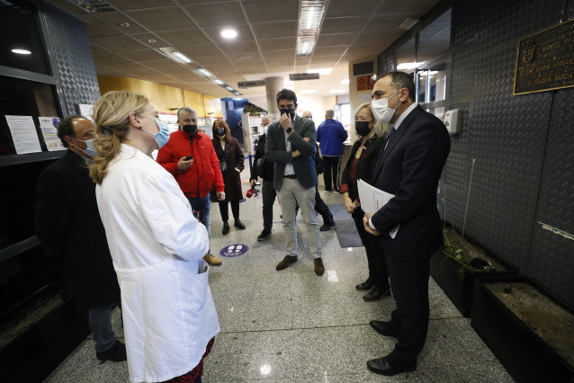 El conselleiro de Sanidade, Julio García Comesaña, visita el centro de salud Illas Canarias de Lugo.