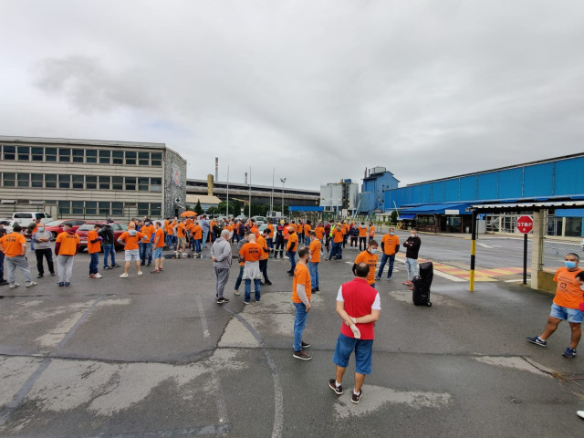 Archivo - Asamblea de trabajadores de Alu Ibérica de A Coruña