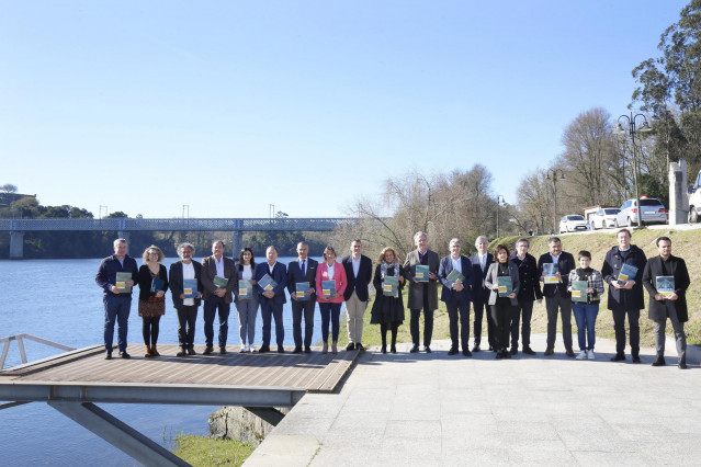 La presidenta de la Diputación de Pontevedra, Carmela Silva, junto a responsables de la CIM Alto Minho, de la AECT Rio Minho, y alcaldes transfronterizos, en un acto para reclamar que los fondos POCTEP se destinen a zonas de frontera.