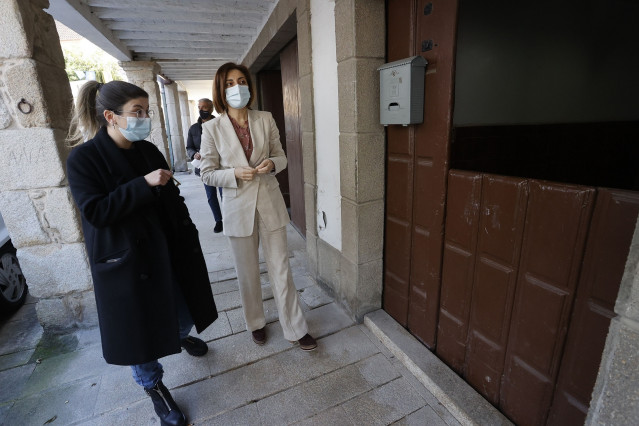 La conselleira de Medio Ambiente, Ángeles Vázquez, visita una vivienda que recibe ayudas de la Xunta para su rehabilitación