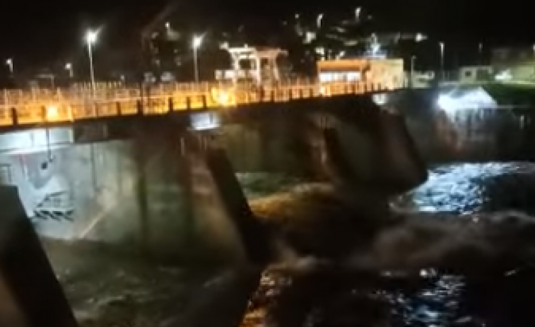 (Vídeos) El embalse de Vilamartín de Valdeorras (Ourense) rompe en parte vaciando una gran cantidad de agua