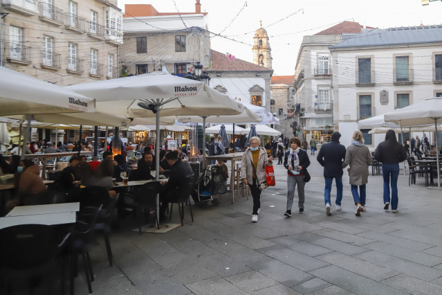 Archivo - Un grupo de personas pasea por las calles de Vigo.