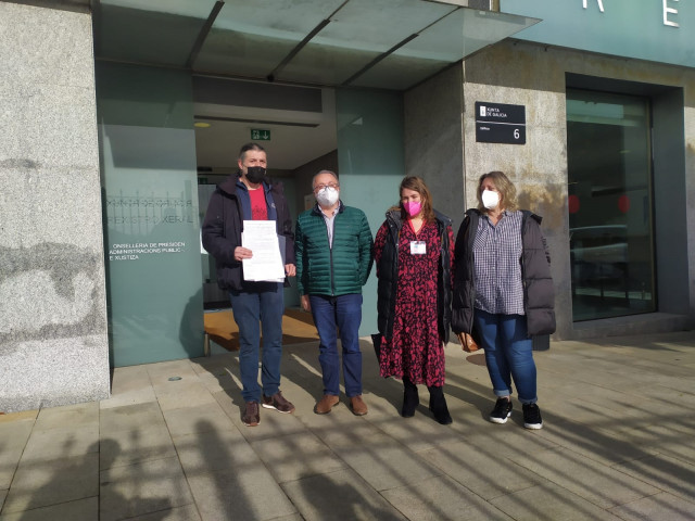 Representantes de CIIG, CC.OO. Y UGT registran en la sede principal de la Administración autonómica en Santiago la convocatoria de una huelga en las residencias de mayores privadas