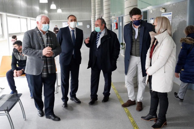 El conselleiro de Sanidade, Julio García Comesaña, en Outeiro de Rei.