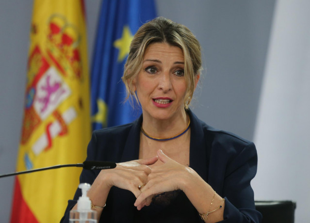 La vicepresidenta segunda y ministra de Trabajo y Economía Social, Yolanda Díaz, comparece tras la reunión del Consejo de Ministros, en el Complejo de la Moncloa, a 22 de febrero de 2022, en Madrid (España).