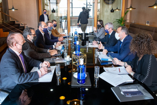 El vicepresidente primero y conselleiro de Presidencia, Xustiza e Turismo, Alfonso Rueda,y el titular de Sanidade, Julio García Comesaña, se reúnen con representantes de la hostelería, junto a la conselleira de Emprego, María Jesús Lorenzana.