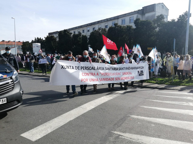 La concentración convocada este miércoles por la Xunta de Persoal del CHUS para reclamar transparencia en el expediente abierto por la administración del hospital a una doctora de Urgencias.